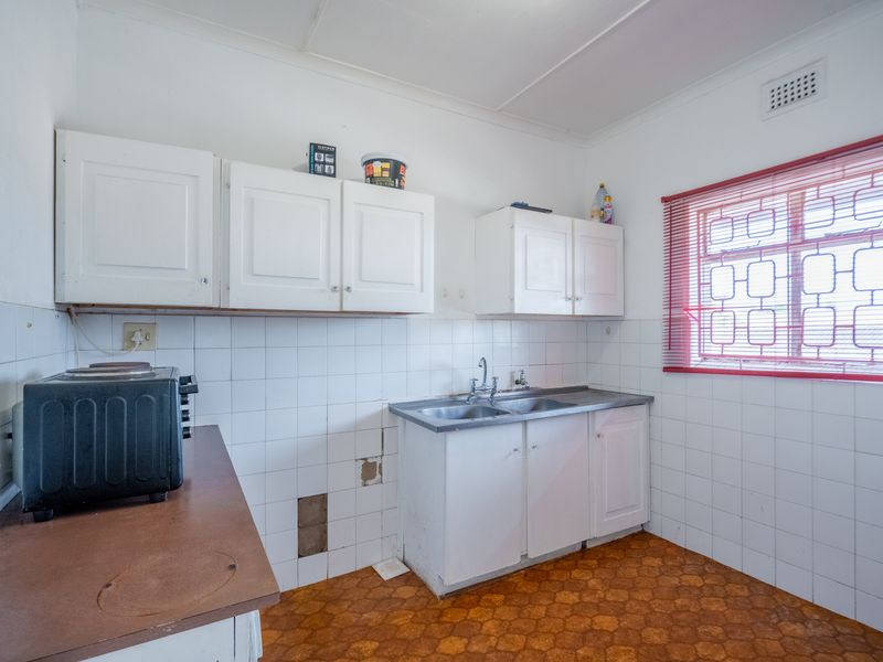 Convenient Two Bed Apartment Near Crompton Hospital - Photo 8