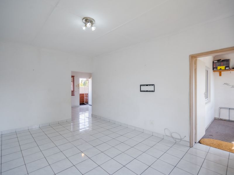 Convenient Two Bed Apartment Near Crompton Hospital - Photo 7