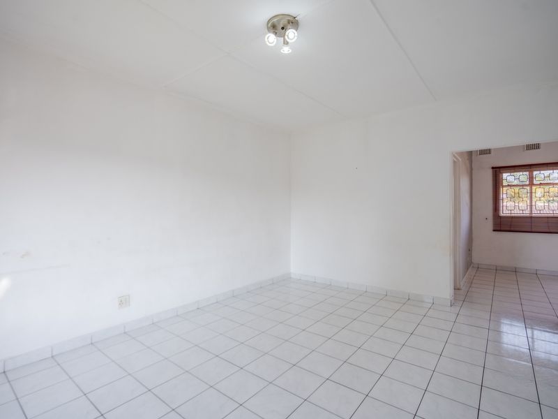 Convenient Two Bed Apartment Near Crompton Hospital - Photo 6