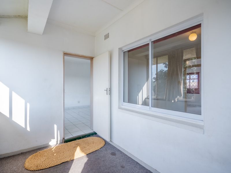 Convenient Two Bed Apartment Near Crompton Hospital - Photo 5