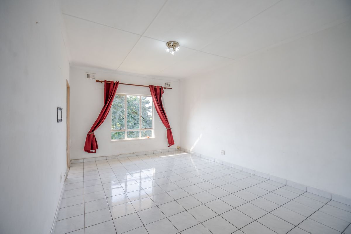 Convenient Two Bed Apartment Near Crompton Hospital - Photo 2