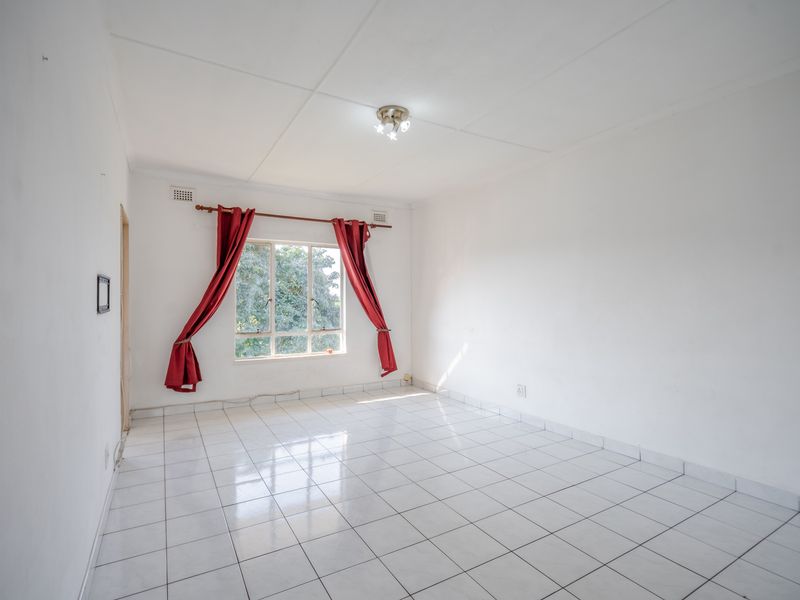 Convenient Two Bed Apartment Near Crompton Hospital - Photo 2