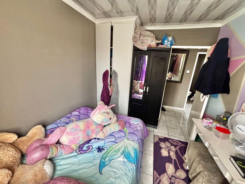 Charming 3-Bedroom Home with Pool & Extra Storage! - Photo 9