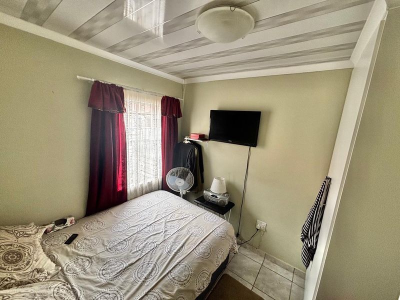 Charming 3-Bedroom Home with Pool & Extra Storage! - Photo 10