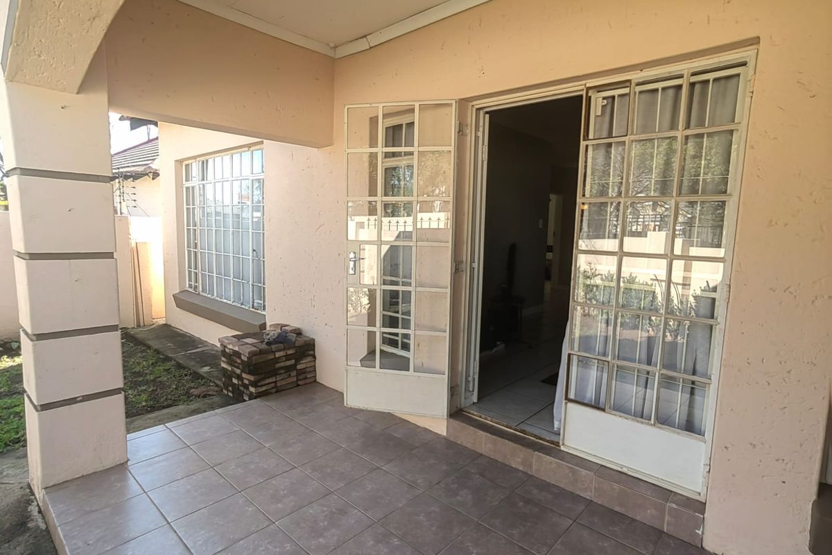 Up Market Townhouse for sale in Parys - Photo 3