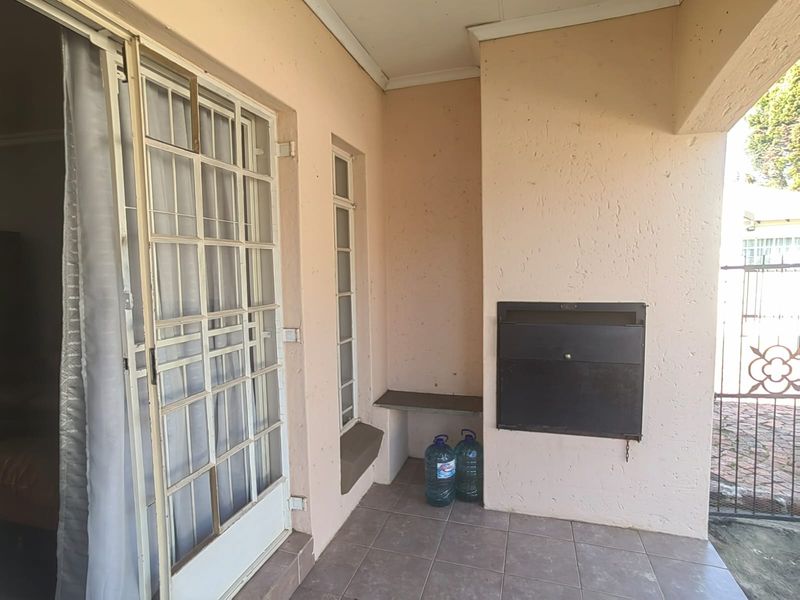 Up Market Townhouse for sale in Parys - Photo 2