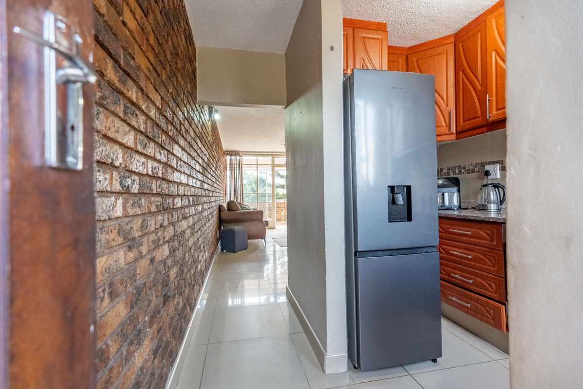 Modern, Well Maintained Apartment - Photo 2