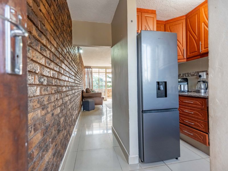 Modern, Well Maintained Apartment - Photo 2