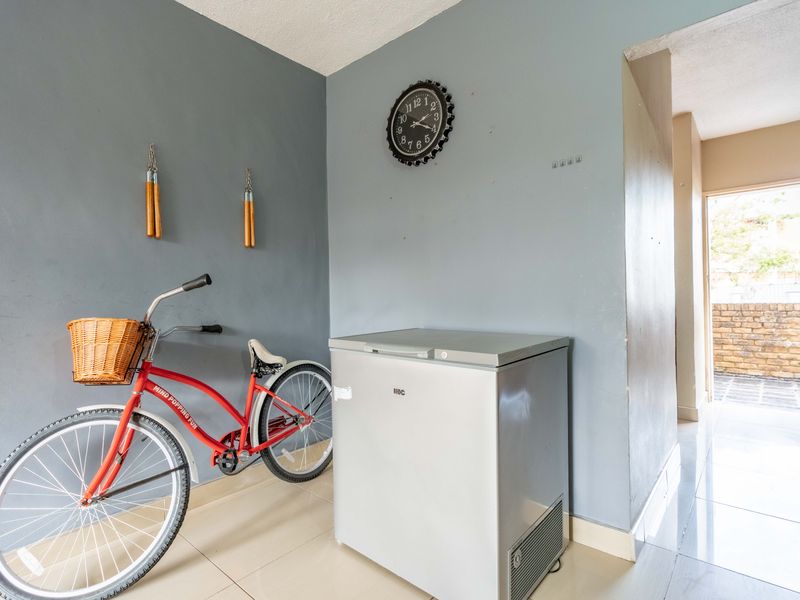 Modern, Well Maintained Apartment - Photo 7