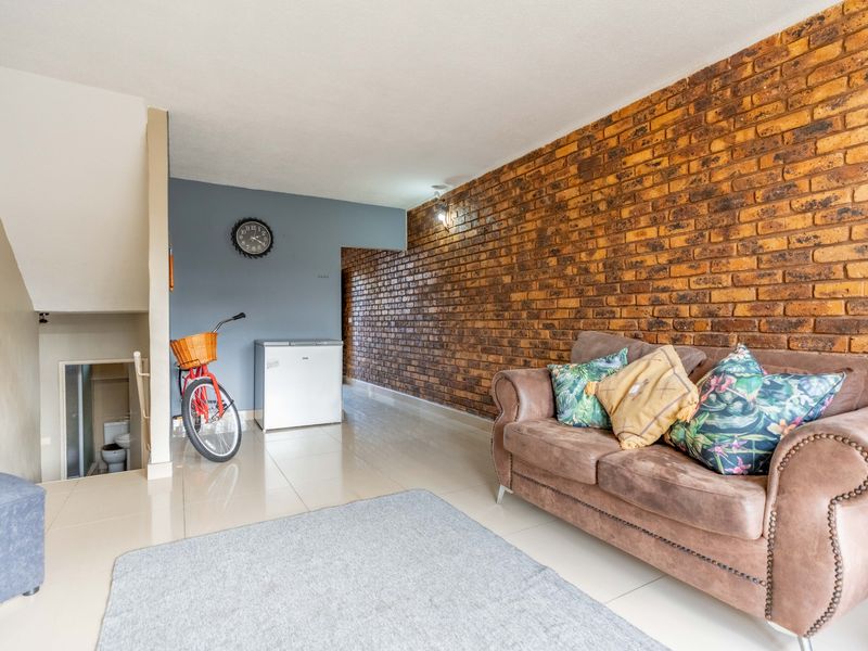 Modern, Well Maintained Apartment - Photo 6