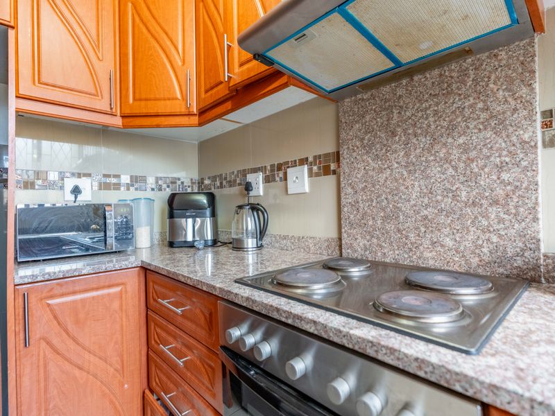 Modern, Well Maintained Apartment - Photo 10