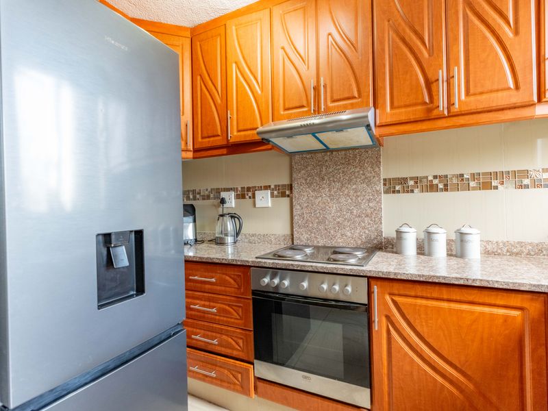 Modern, Well Maintained Apartment - Photo 9