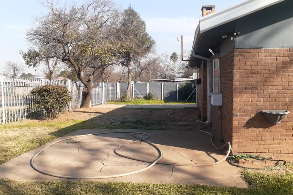 A comfy suburban settling with large corner yard - Photo 2