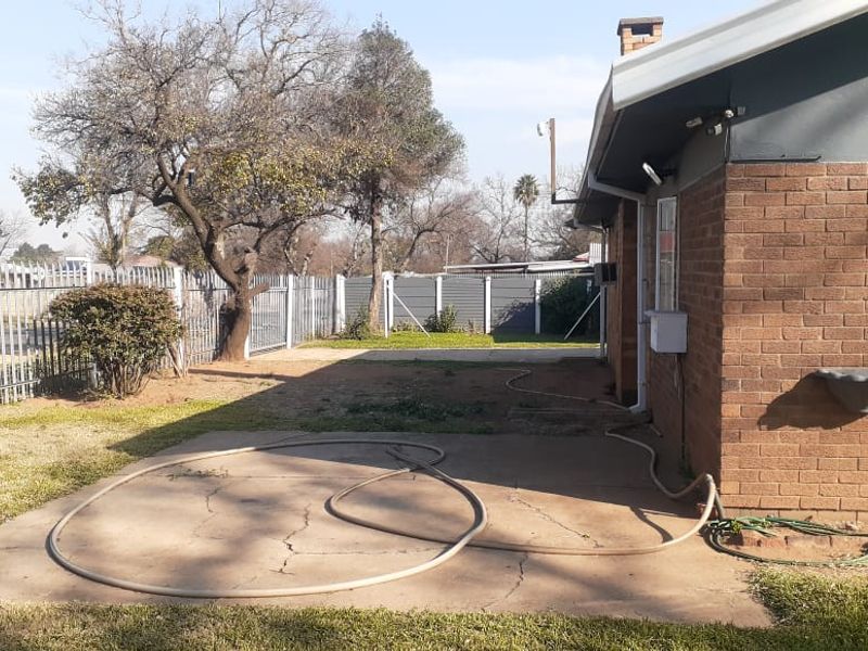 A comfy suburban settling with large corner yard - Photo 2