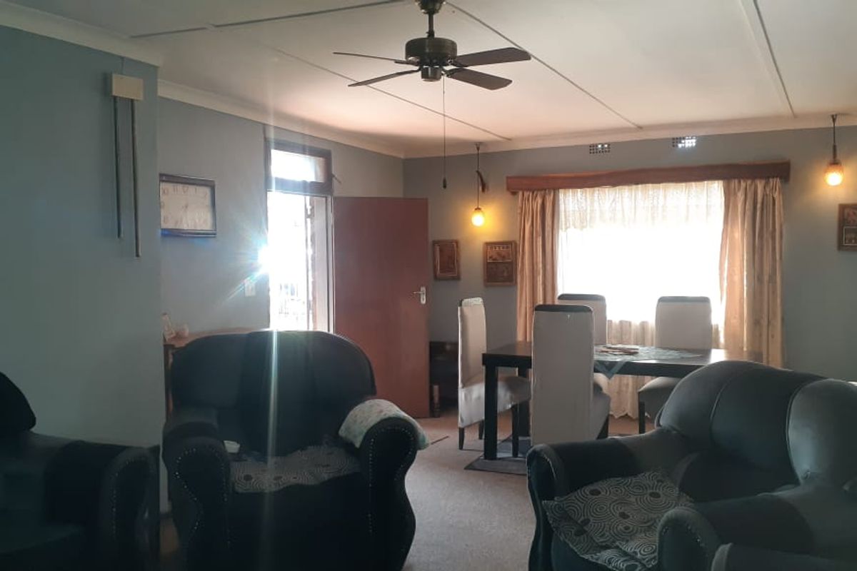 A comfy suburban settling with large corner yard - Photo 4