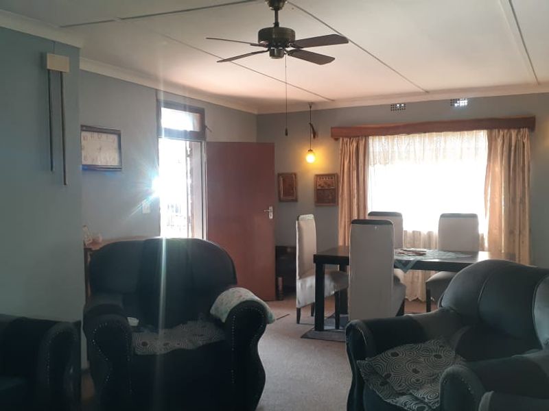 A comfy suburban settling with large corner yard - Photo 4