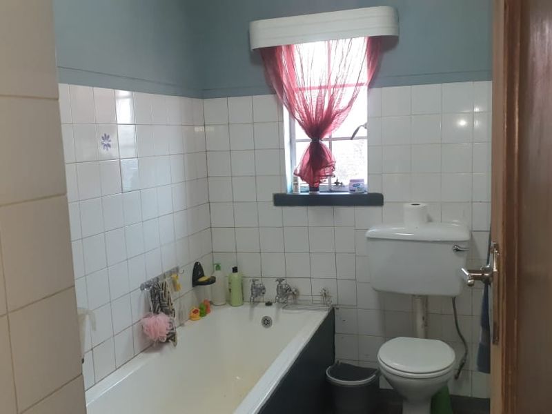 A comfy suburban settling with large corner yard - Photo 10