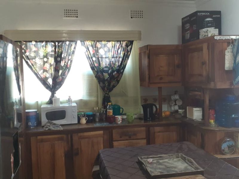 A comfy suburban settling with large corner yard - Photo 8