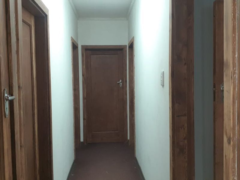 A comfy suburban settling with large corner yard - Photo 7