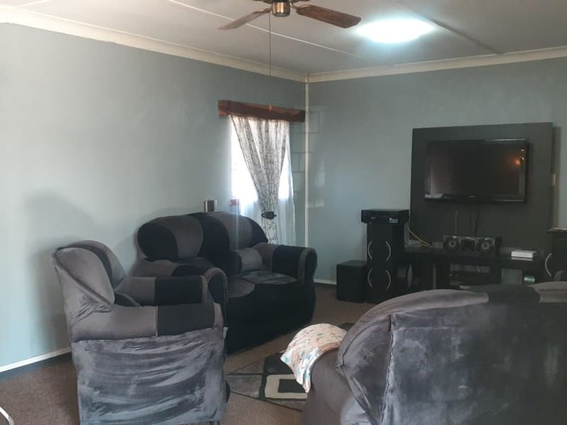 A comfy suburban settling with large corner yard - Photo 6