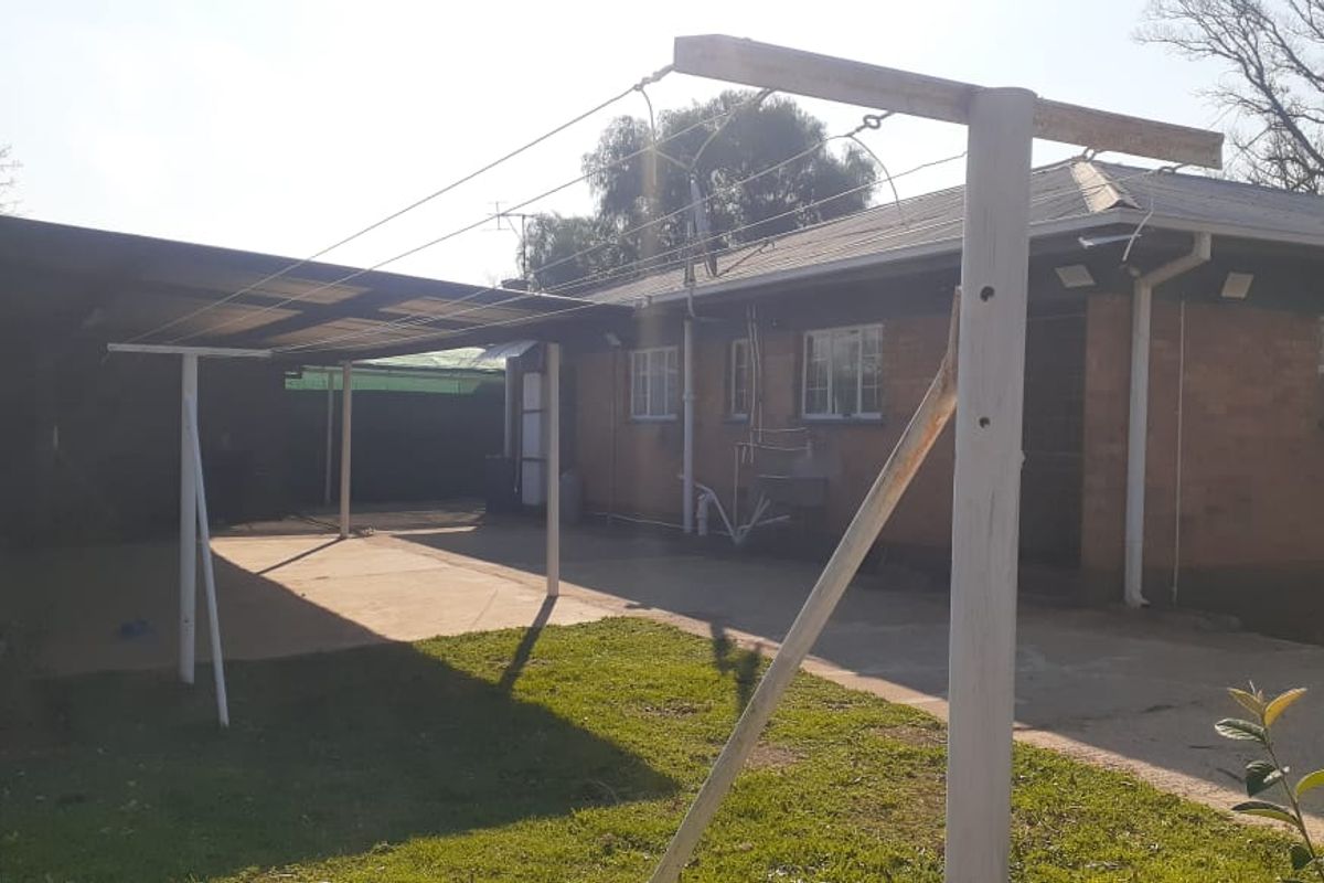 A comfy suburban settling with large corner yard - Photo 3