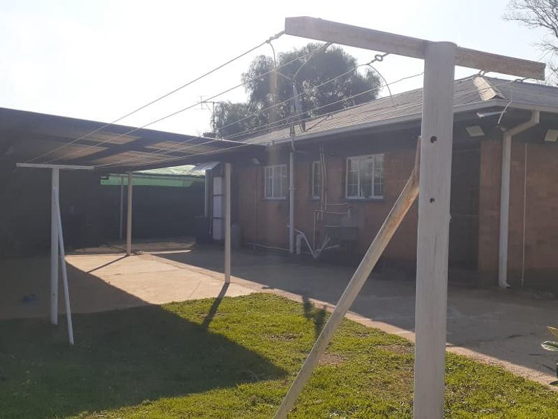 A comfy suburban settling with large corner yard - Photo 3