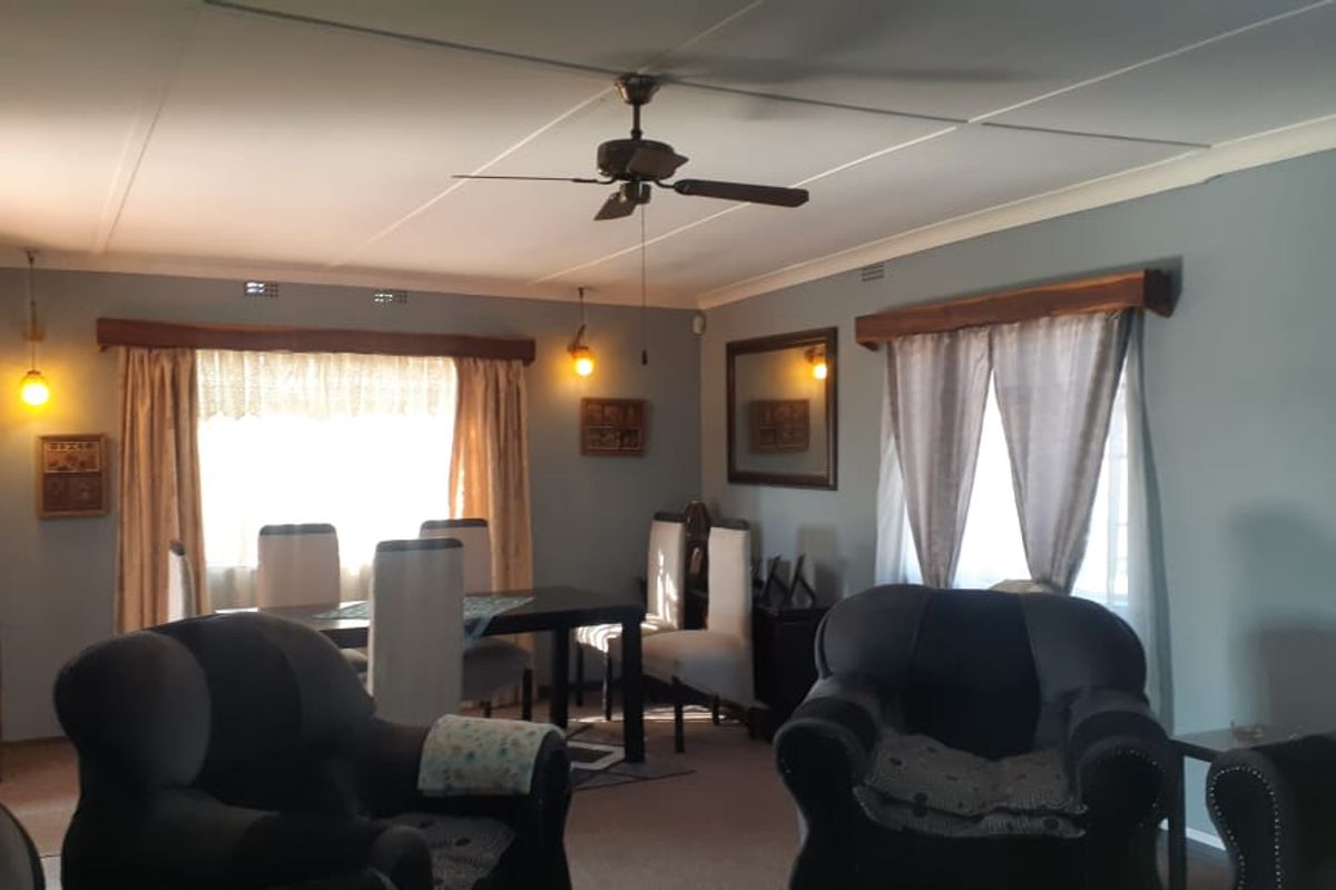 A comfy suburban settling with large corner yard - Photo 5