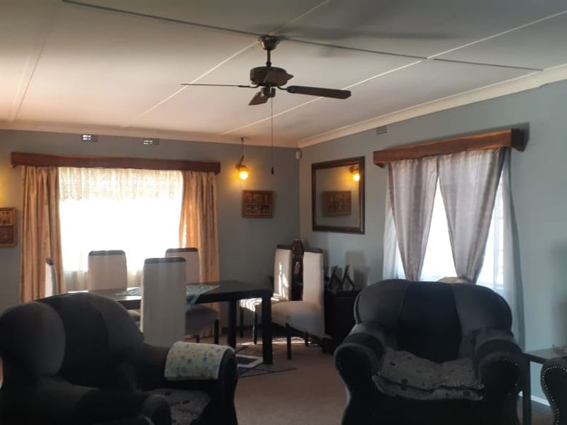 A comfy suburban settling with large corner yard - Photo 5