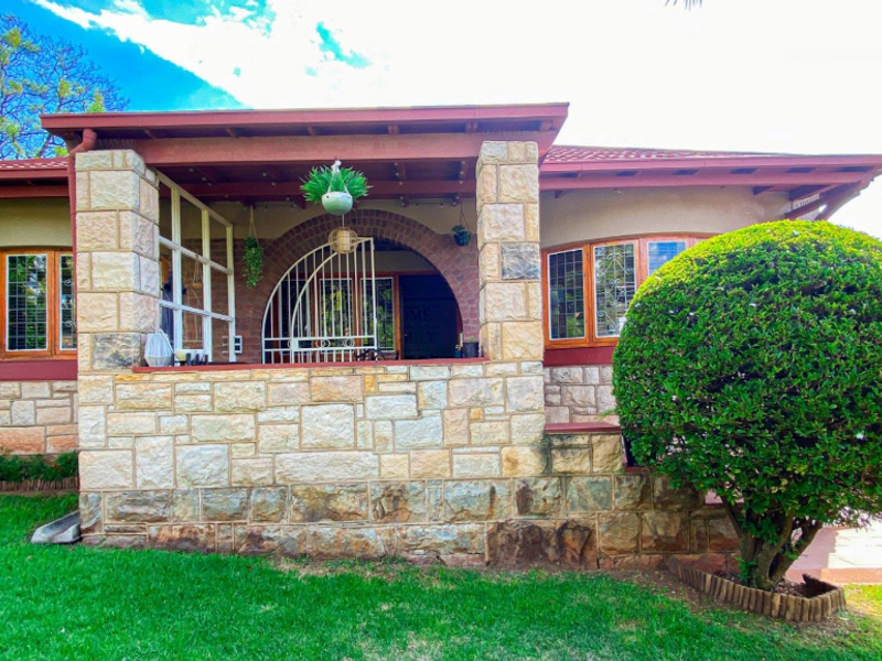 A Kensington Beauty – Classic Charm Meets Modern Value! - Photo 4