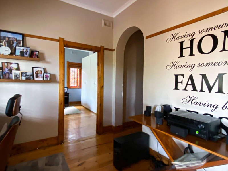 A Kensington Beauty – Classic Charm Meets Modern Value! - Photo 8