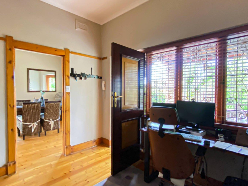 A Kensington Beauty – Classic Charm Meets Modern Value! - Photo 7