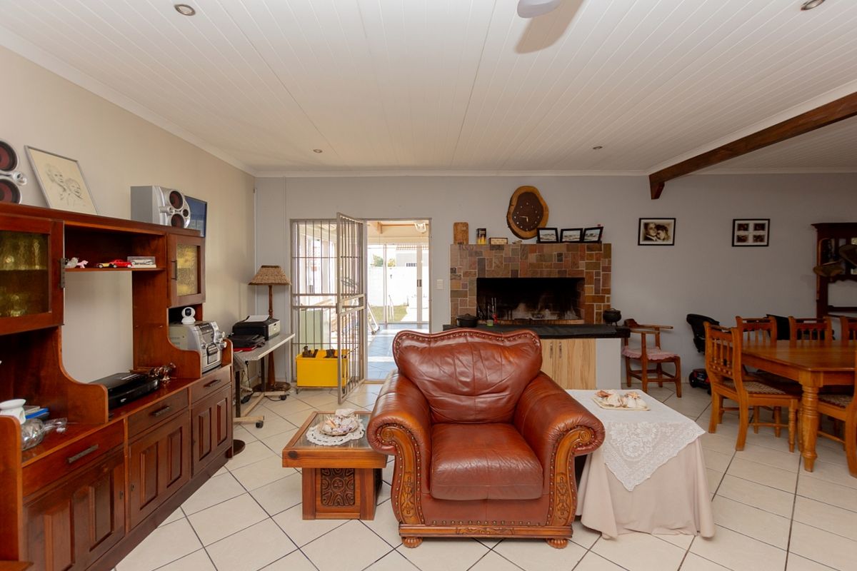 Spacious Family Home with Dual Living Potential and Modern Features - Photo 2