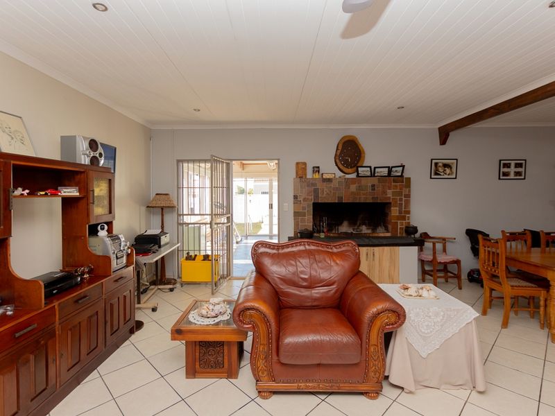 Spacious Family Home with Dual Living Potential and Modern Features - Photo 2