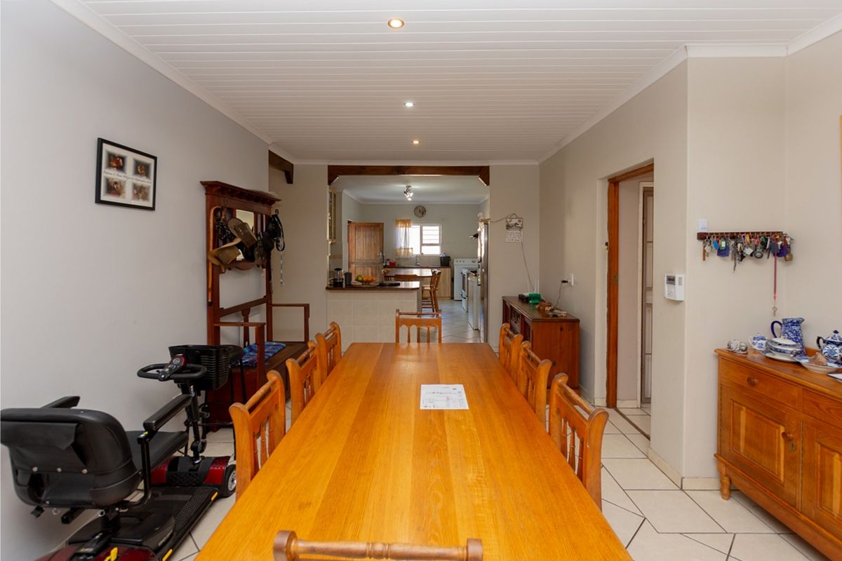 Spacious Family Home with Dual Living Potential and Modern Features - Photo 3