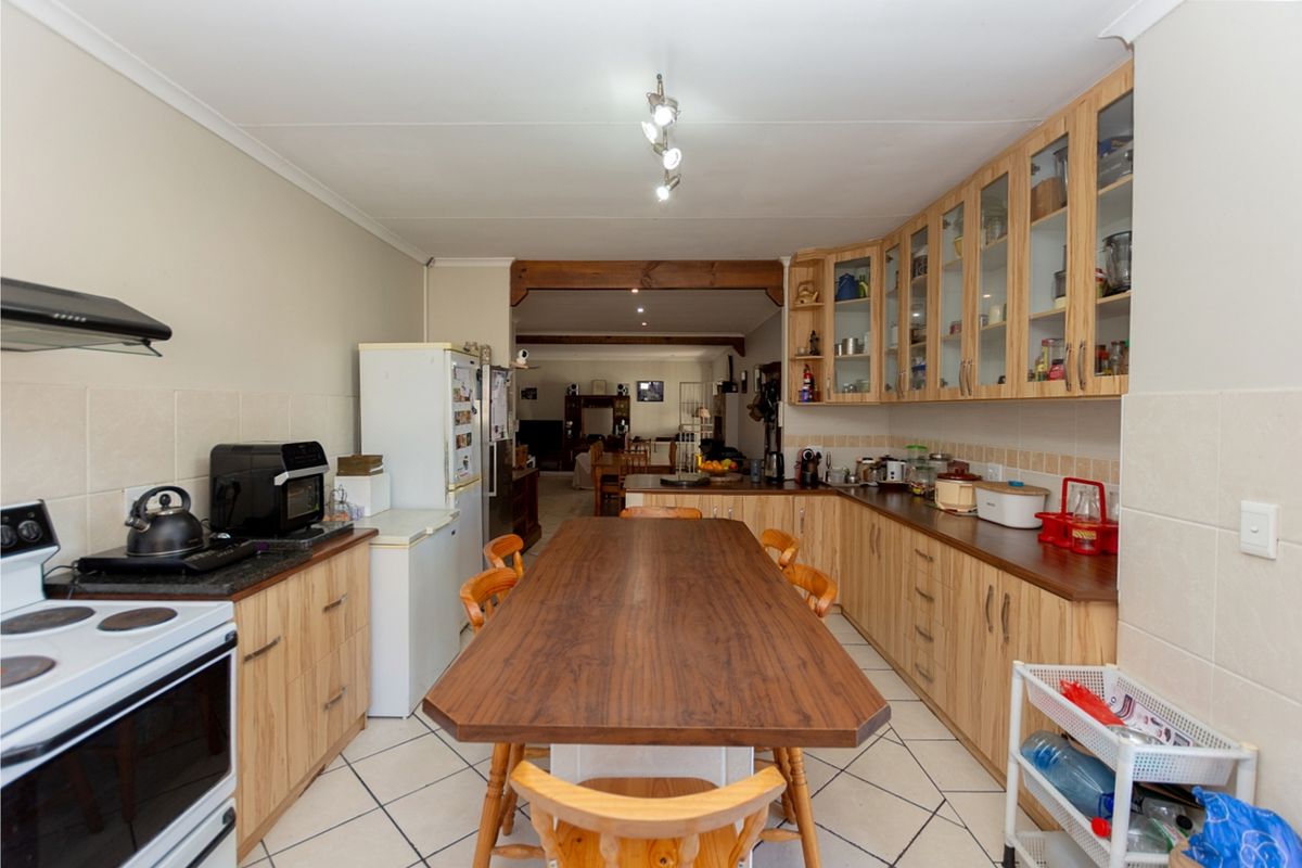 Spacious Family Home with Dual Living Potential and Modern Features - Photo 5