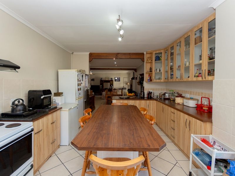 Spacious Family Home with Dual Living Potential and Modern Features - Photo 5