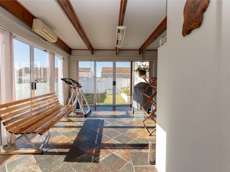 Spacious Family Home with Dual Living Potential and Modern Features - Photo 9