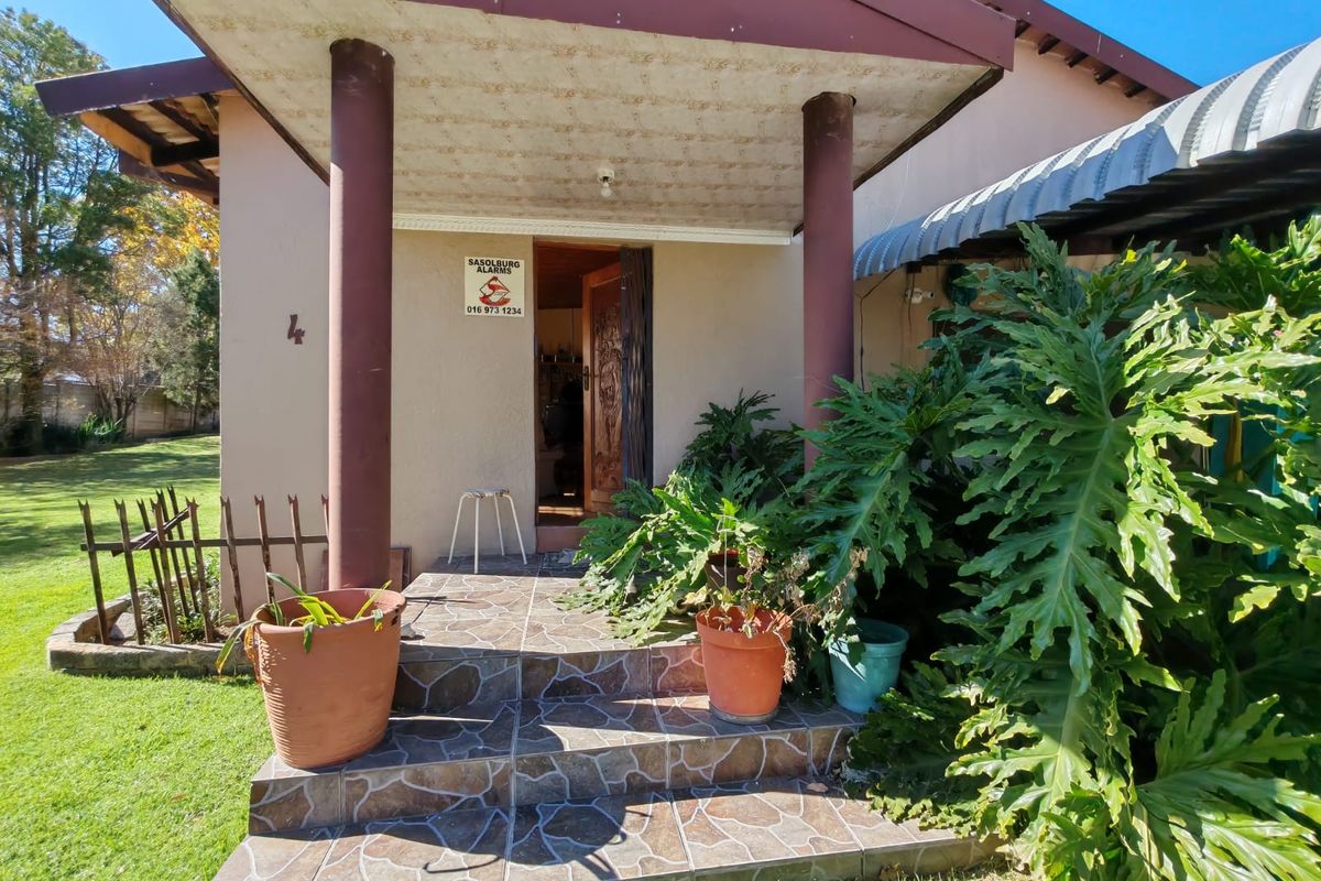 3 Bedroom House for Sale in Sasolburg Ext 10 - Photo 2