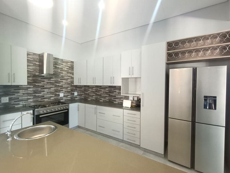 Luxurious Living on the Fairway - Exquisite Five-Bedroom Home in Mzingazi Golf Estate - Photo 2