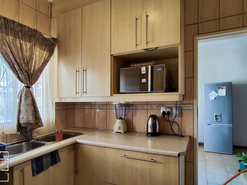 Ideal Investment Opportunity – 2-Bedroom Ground Unit with Private Garden  and Garage - Photo 4