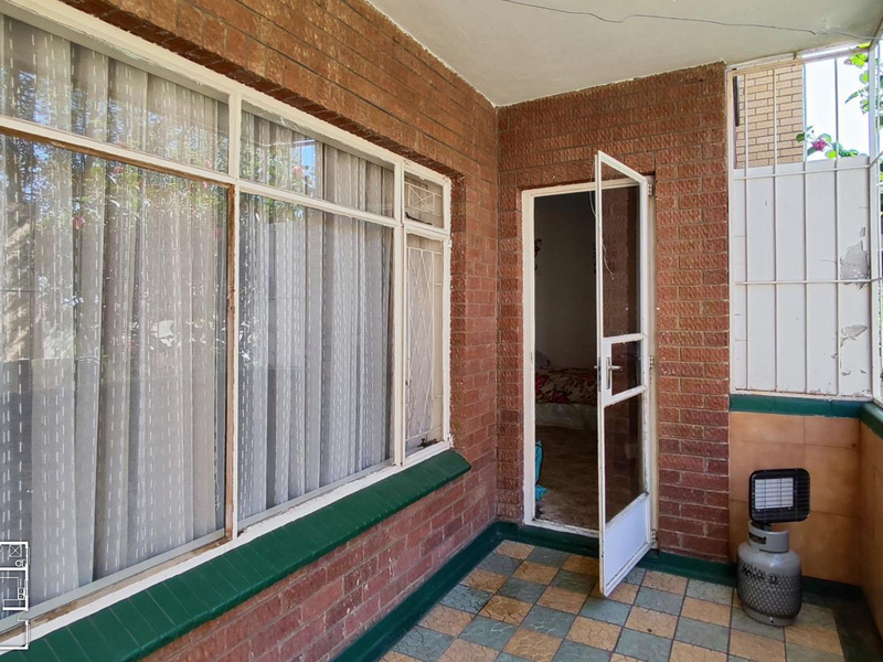 Ideal Investment Opportunity – 2-Bedroom Ground Unit with Private Garden  and Garage - Photo 9