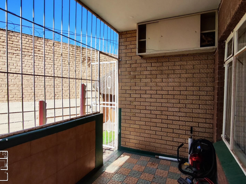 Ideal Investment Opportunity – 2-Bedroom Ground Unit with Private Garden  and Garage - Photo 8