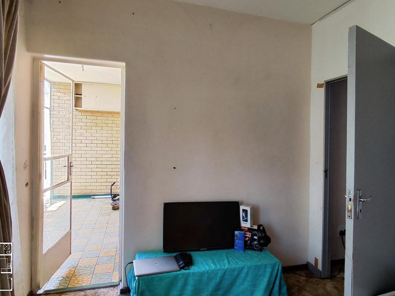 Ideal Investment Opportunity – 2-Bedroom Ground Unit with Private Garden  and Garage - Photo 7