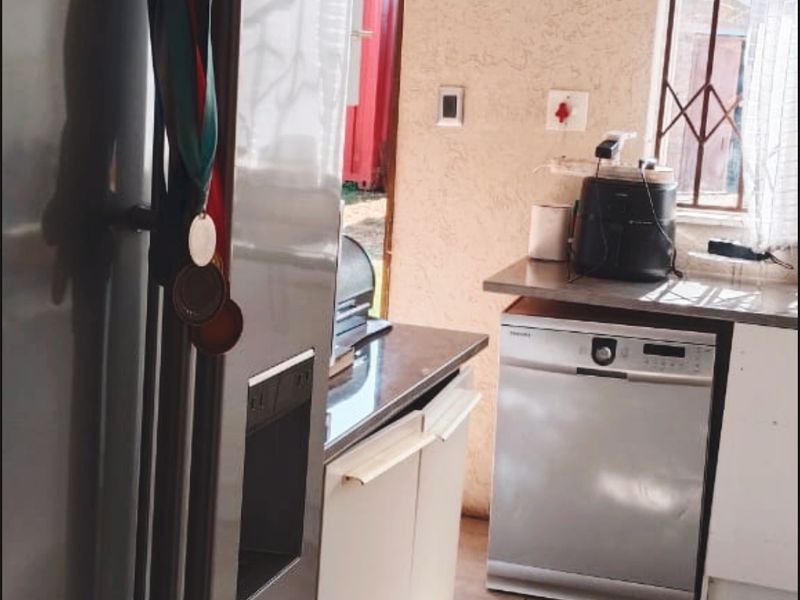 2-Bedroom Home with Flatlet, Spacious Yard & Endless Potential – A Must-See! - Photo 4