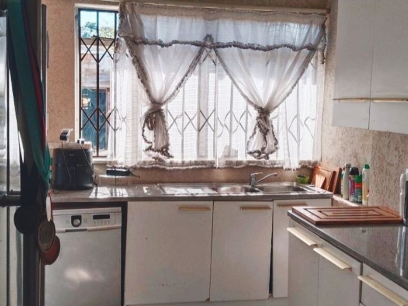 2-Bedroom Home with Flatlet, Spacious Yard & Endless Potential – A Must-See! - Photo 7