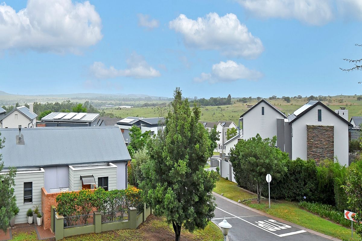 Exquisite 4-Bedroom, 4-Bathroom Double Story Rental in Copperleaf Golf Estate - Photo 5
