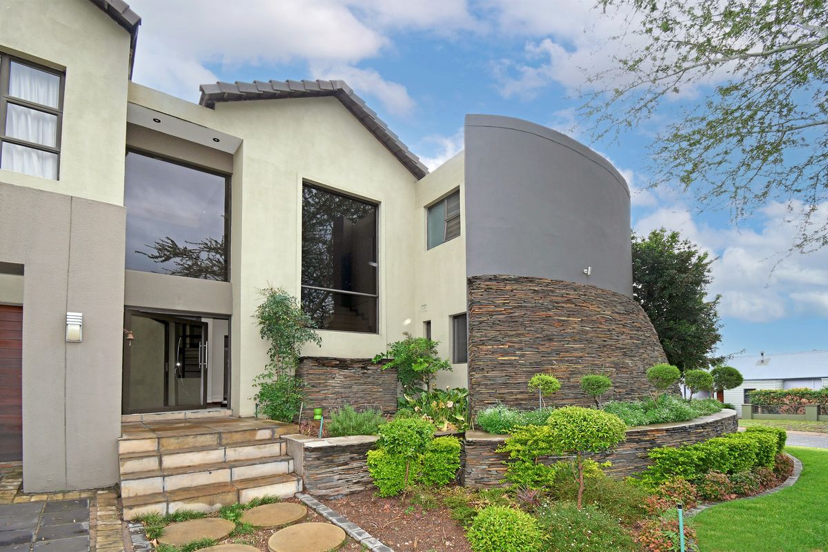 Exquisite 4-Bedroom, 4-Bathroom Double Story Rental in Copperleaf Golf Estate - Photo 3