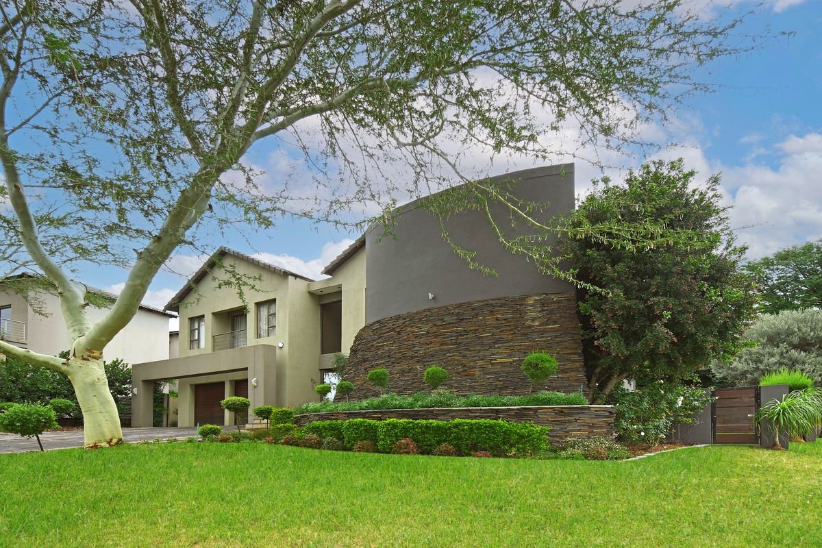 Exquisite 4-Bedroom, 4-Bathroom Double Story Rental in Copperleaf Golf Estate - Photo 2