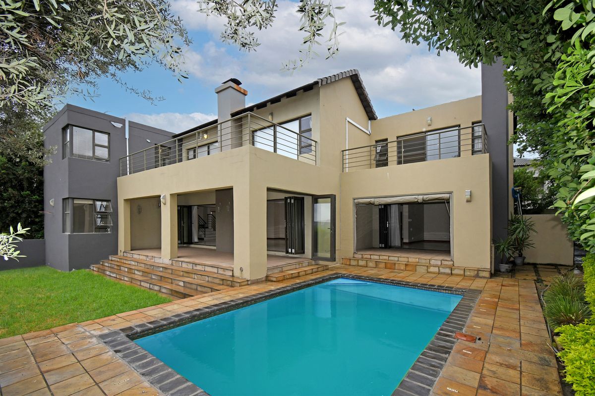 Exquisite 4-Bedroom, 4-Bathroom Double Story Rental in Copperleaf Golf Estate - Photo 4