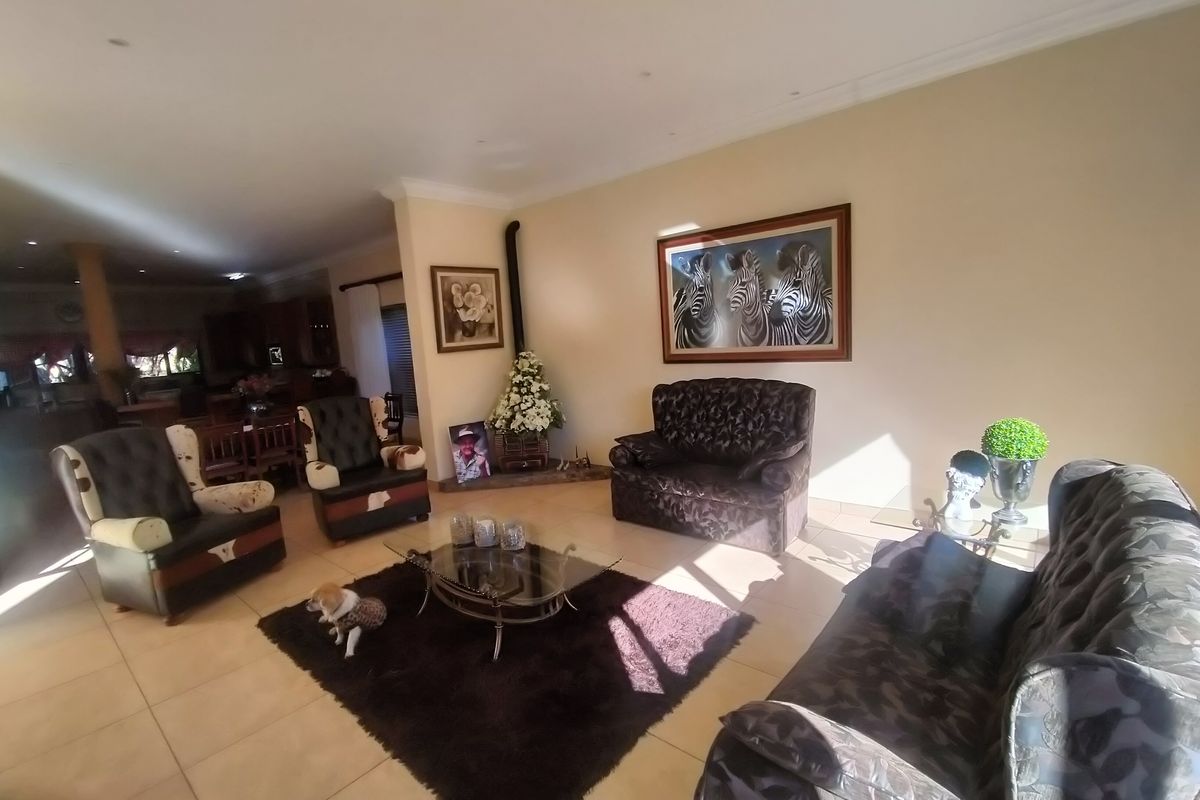 Nature Meets Luxury – Spacious Family Home with Endless Possibilities - Photo 3